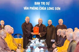 Thượng tọa Thích Phước Nguyên trao quyết định của Ban Thường trực Hội đồng Trị sự về việc công cử Hòa thượng Thích Huệ Thông tham gia Ban Trị sự GHPGVN tỉnh Khánh Hòa nhiệm kỳ I (2026-2031)