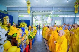 Chư tôn đức tông môn tổ đình Vạn Đức thành kính tưởng niệm Đại lão Hòa thượng Thích Trí Tịnh (1917-2014) tại từ đường Trí Tịnh