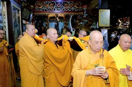Cung thỉnh nhục thân Trưởng lão Hòa thượng Thích Huệ Thông rời liêu phòng đến Giác linh đường nhập kim quan