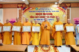 Tặng Bằng tuyên dương công đức đến Phân ban Từ thiện xã hội giáo dục Trung ương