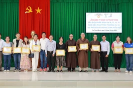 Chính quyền địa phương tặng Bằng khen và Giấy khen đến chư Tăng chùa Diệu Pháp cùng đại diện các gia đình mạnh thường quân