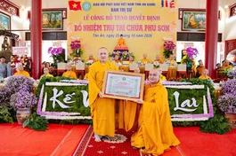 Thượng tọa Thích Viên Quang trao quyết định bổ nhiệm trụ trì chùa Phù Sơn đến Đại đức Thích Minh Đức