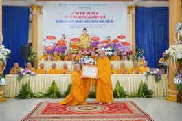 Thượng tọa Thích Tĩnh Triệt trao quyết định bổ nhiệm trụ trì chùa Phật Ân đến Đại đức Thích Đức Minh