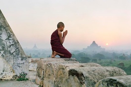 Một chú tiểu đang cầu nguyện tại Bagan, Myanmar