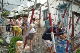 Người dân trong khu cách ly tiếp nhận quà của đoàn tu viện Vĩnh Nghiêm (Q.12, TP.HCM)