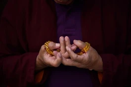 Một Phật tử Nepal bắt ấn cầu nguyện trong mùa dịch Covid-19