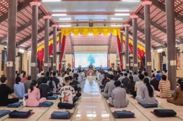 Các bạn trẻ lắng nghe pháp thoại từ Đại đức Thích Tâm Hòa