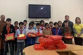 Các em học sinh nhận quà từ đoàn thiện nguyện