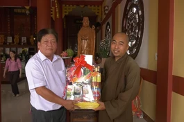 Ông Trương Văn Sơn, Phó Bí thư Thường trực huyện Tam Nông tặng quà tết tới chùa Phật Quang