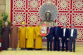 Hòa thượng Thích Thanh Nhiễu và chư tôn đức Tăng trong Ban Trị sự GHPGVN tỉnh Nghệ An tặng quà tết tại UBND tỉnh