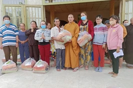 Đại đức Thích Lệ Lạc trao quà tết cho bà con nghèo
