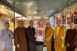 Hòa thượng Thích Minh Ngạn thay mặt Ni trưởng Nhẫn Liên nhận quà Tết của Ban Trị sự GHPGVN TP.Biên Hòa