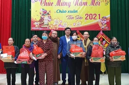 Chùa Đức Hậu trao quà tết cho hộ nghèo tại xã Châu Nhân