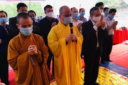 Chư tôn đức và quý vị lãnh đạo dâng hương tưởng niệm 33 liệt sĩ thanh niên xung phong, các chiến sĩ trận vong và đồng bào tử nạn