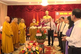 Thường trực Ban Trị sự GHPGVN tỉnh Đồng Nai tặng hoa chúc mừng năm mới lãnh đạo Tỉnh ủy và các ban ngành