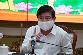 Chủ tịch UBND TP.HCM Nguyễn Thành Phong chủ trì cuộc họp Ban chỉ đạo chống Covid-19. Ảnh: Tá Lâm
