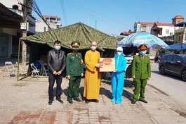 Thượng tọa Thích Nguyên Thành tặng quà Tết cho cán bộ, chiến sĩ tuyến đầu chống dịch Covid-19 ở tỉnh Thái Nguyên