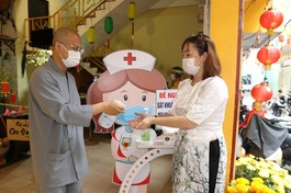 Phật tử rửa tay sát khuẩn trước khi vào lễ Phật