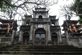 Cổng chùa Thiên Trù đóng kín. Ảnh Ngọc Thành