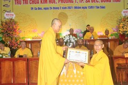 Hòa thượng Thích Chơn Minh, Trưởng Ban Trị sự GHPGVN tỉnh Đồng Tháp trao quyết định bổ nhiệm trụ trì chùa Kim Huê cho Thượng tọa Thích Thiện Lâm 