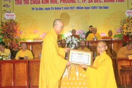 Hòa thượng Thích Chơn Minh, Trưởng Ban Trị sự GHPGVN tỉnh Đồng Tháp trao quyết định bổ nhiệm trụ trì chùa Kim Huê cho Thượng tọa Thích Thiện Lâm 