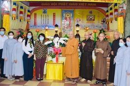 Chủ tịch Ủy ban MTTQVN Tô Thị Bích Châu và phái đoàn thăm, chúc mừng phòng khám và chữa bệnh cho người nghèo tại chùa Vạn Thọ