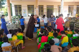 Thượng tọa Thích Đồng Tấn trao quà cho các em