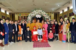 Cô dâu chú rể chụp ảnh lưu niệm với chư Tăng chùa Chí Linh và bà con hai họ