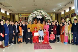 Cô dâu chú rể chụp ảnh lưu niệm với chư Tăng chùa Chí Linh và bà con hai họ