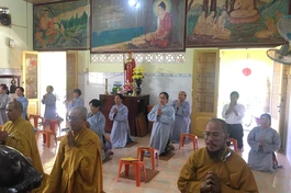Chư Tăng cùng Phật tử cử hành nghi thức hoàn kinh Dược Sư tại chùa Hải Đức (huyện Cần Giờ)