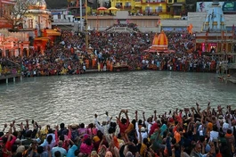 Người Ấn chen kín sông Hằng để ngâm mình trong dòng nước thiêng
