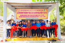 Đại diện Câu Lạc bộ Hạnh Nguyện, Tỉnh Đoàn và địa phương cắt băng khánh thành mái ấm