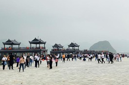 Khách chờ lên thuyền vào chùa Tam Chúc 