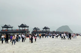 Khách chờ lên thuyền vào chùa Tam Chúc 