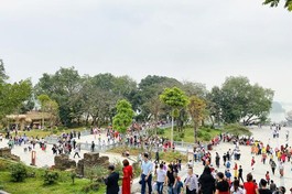 Hàng vạn người viếng chùa Tam Chúc ngày 14-3