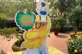 Ngay cổng ra vào chùa Pháp Lâm (TP.Đà Nẵng) và một số điểm chính, nhà chùa cho đặt các tấm biển lớn đề nghị khách ra vào chùa thực hiện các quy định về phòng dịch - Ảnh: Minh Trang