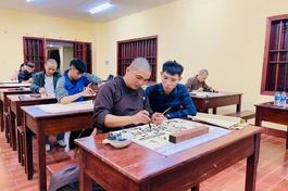 Bạn trẻ đang được thầy hướng dẫn cách viết thư pháp