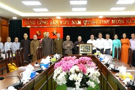 Chư tôn đức Thường trực Ban Trị sự Phật giáo quận 3 và lãnh đạo quận 3, TP.HCM