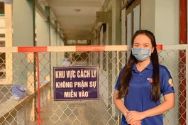 Bạn Lê Thị Trang tham gia hỗ trợ công tác cách ly tại trường Cao đẳng Nghề Việt Nam - Singapore (tỉnh Bình Dương) - Ảnh: NVCC