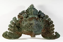 Một đồ trang trí bằng đồng (cuối thế kỷ XII) có hình một chiếc thuyền, từ bộ sưu tập của Douglas A.J. Latchford đang được hồi hương về Campuchia