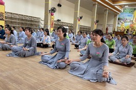 Phật tử tham dự khóa tu "Một ngày phúc lạc" kỳ 19 tại chùa Trúc Lâm Viên Nghiêm (TP.Biên Hòa, tỉnh Đồng Nai)