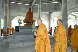 chư tôn đức đã thực hiện nghi thức sái tịnh an vị Phật.