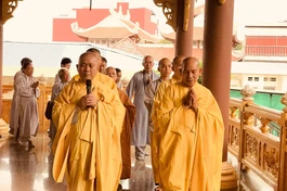 Chư Tăng hướng dẫn Phật tử kinh hành