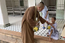 Đại đức Thích Nguyên Thông tận tay trao quà cho bệnh nhân