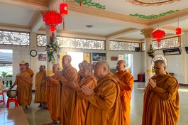 Chư tôn đức Tăng hệ phái Khất sĩ dâng hương tưởng niệm cố Hòa thượng Giác Lý