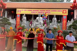 Chư tôn đức Tăng và lãnh đạo chính quyền cắt băng khánh thành ngôi đại hùng bảo điện chùa Thiên Phúc