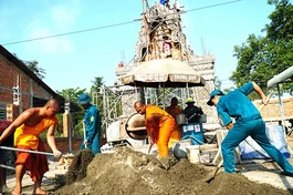 Dân quân tự vệ và Tăng sinh tham gia làm hàng rào chùa Sanvorpothinhen