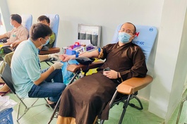 Chư Tăng tham gia hiến máu nhân đạo tại Bệnh viện Đa khoa khu vực Hậu Nghĩa cơ sở 2 (thị trấn Đức Hòa)