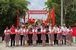 Chư tôn đức Tăng Ni và đại diện chính quyền cắt băng khánh thành cầu Chín Thiền