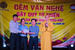 Các tổ chức, cá nhân trao tiền hỗ trợ tại chương trình văn nghệ gây quỹ từ thiện tối 10-4